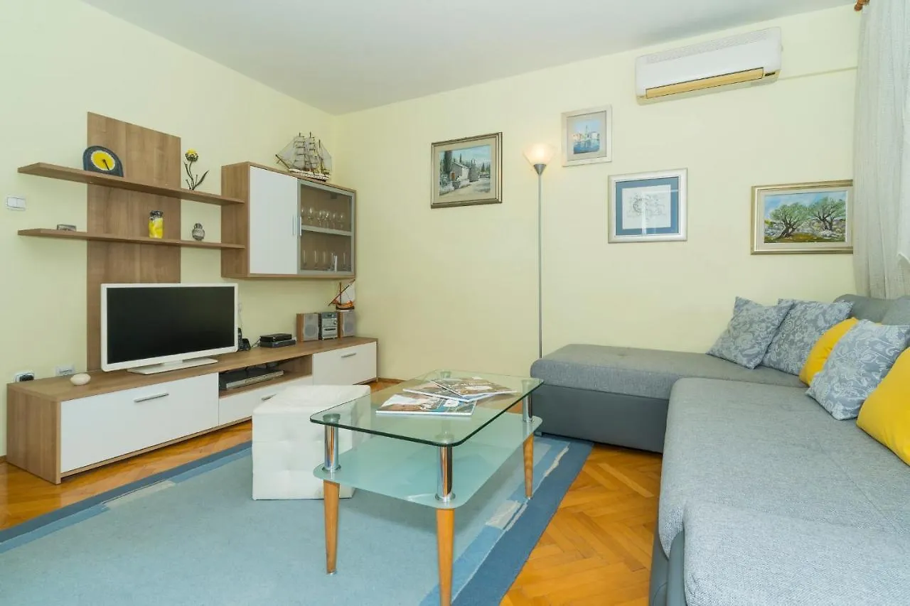 Apt Near Center With Balcony With The Sea View Split