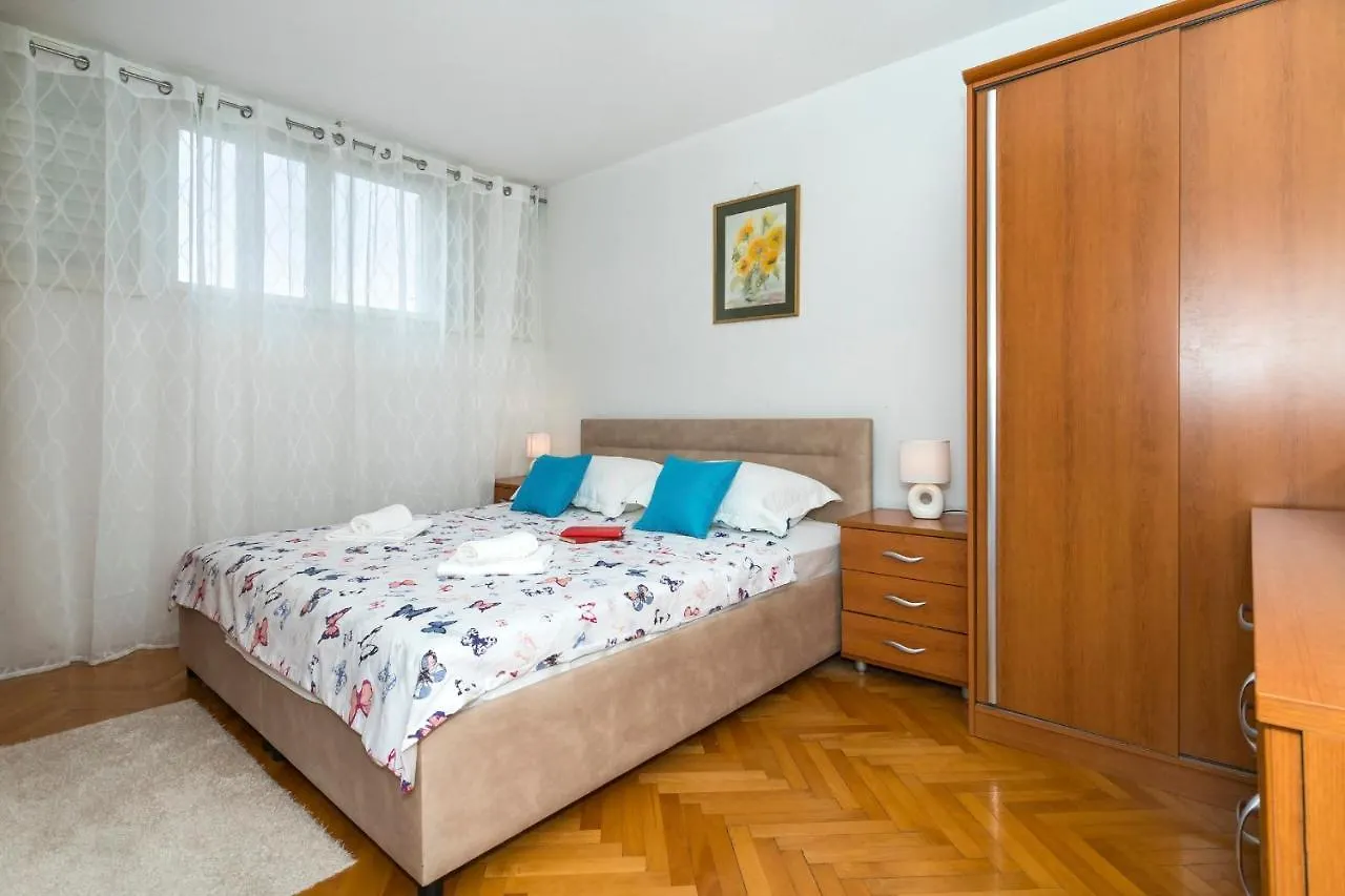 Apt Near Center With Balcony With The Sea View Split