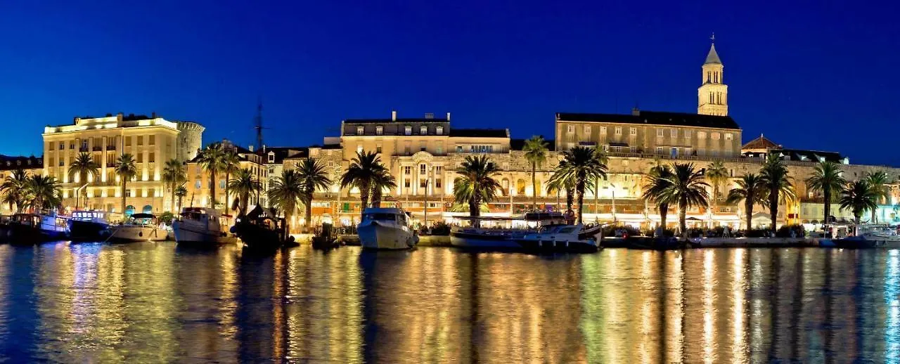 Apt Near Center With Balcony With The Sea View Split