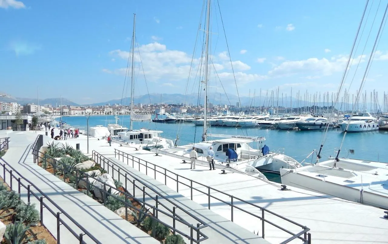 Apt Near Center With Balcony With The Sea View Split Apartment