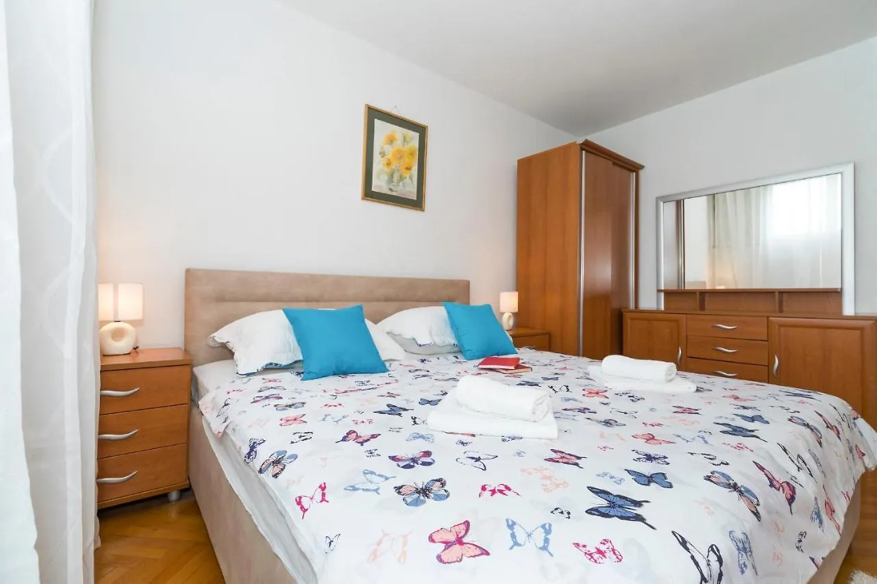 Apt Near Center With Balcony With The Sea View Split