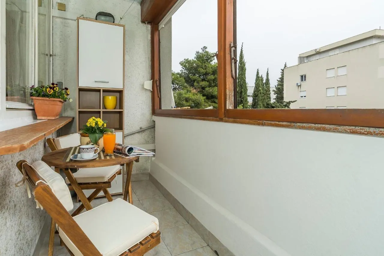 Apt Near Center With Balcony With The Sea View Split